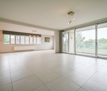 Riant 3-slaapkamerappartement met zicht op de vaart te Izegem - Foto 2
