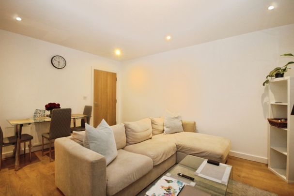 Talbot Close, Mitcham, CR4 1FE - Photo 1