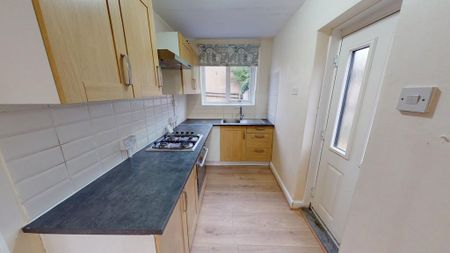 3 bedroom semi-detached house to rent - Photo 4
