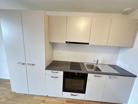 Modern and close to shops - Photo 4