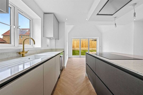 An impressive double fronted brand newly built five bedroom family home - Photo 1