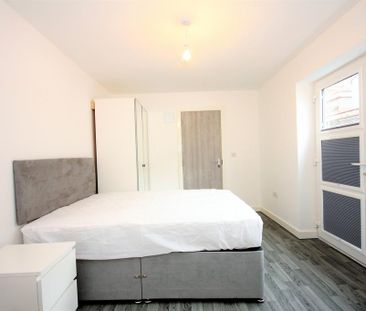 3 bedroom flat to rent - Photo 6