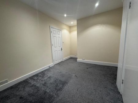 3 bedroom flat to rent - Photo 2