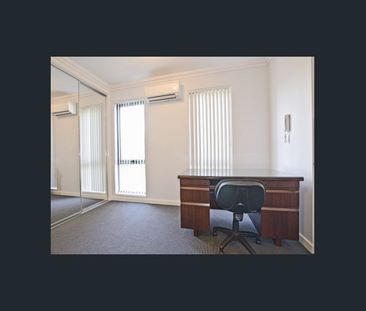 *****5 Star Accommodation- Modern ***FURNISHED*** Studio apartment ... - Photo 1