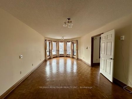 For Lease - 270 Arnold Avenue, Vaughan, Ontario - Photo 2