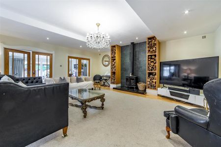 4 bedroom detached house to rent - Photo 2
