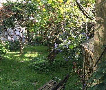 Large, sunny and private ensuite Attic Studio with kitchenette, nea... - Photo 6