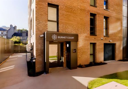 Extra Large Ensuite: Three Bed Flat - Photo 5