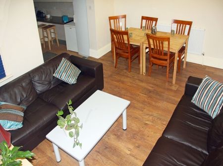 5 Bed House Near the University with Close Transport Links - Photo 2