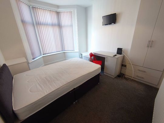 Malvern Road, Kensington. - Photo 1