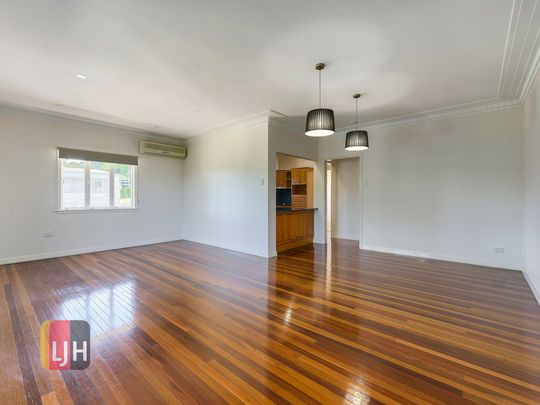 IMMACULATE FAMILY FRIENDLY HOME, IDEAL FOR ENTERTAINING ! - Photo 1