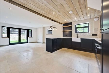 A contemporary barn conversion in the sought-after village of Churt. - Photo 4