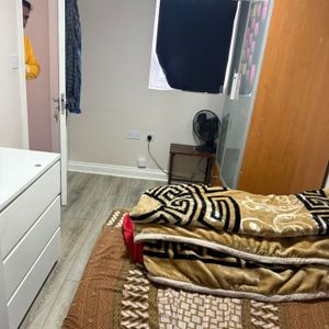 Studio Flat, Bronte Close, IG2 - Photo 2