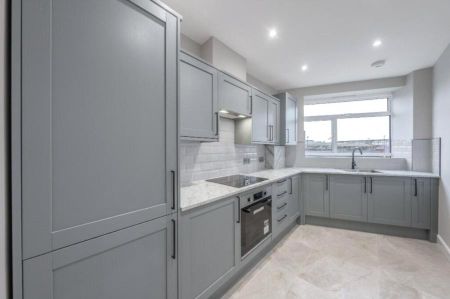 3 bedroom apartment to rent The Hard, Portsmouth, Hampshire, PO1 - Photo 2