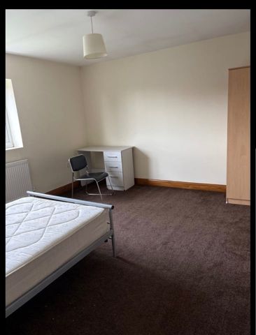 Room in a Shared House, Rathbone Close, B5 - Photo 2