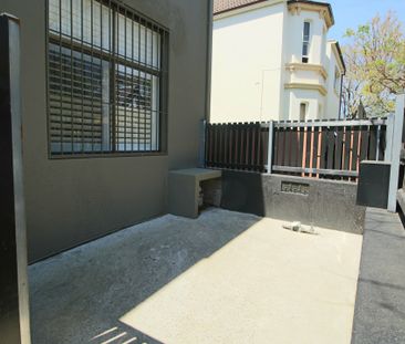 HUGE GROUND FLOOR TOTALLY RENOVATED ONE BEDROOM APARTMENT WITH COUR... - Photo 3