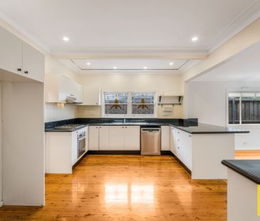 Beautiful Three Bedroom Home! - Photo 3