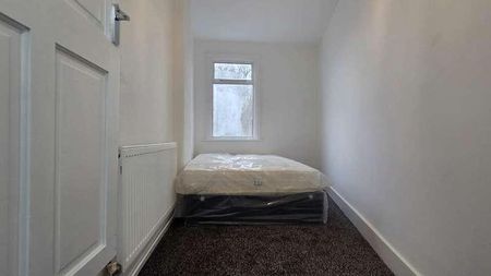 Wolsey Avenue, East Ham, E6 - Photo 3