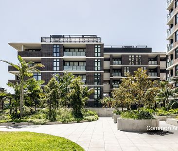 Near-new apartment with design features - Photo 5