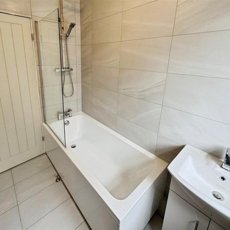 2 bedroom end of terrace house to rent - Photo 1