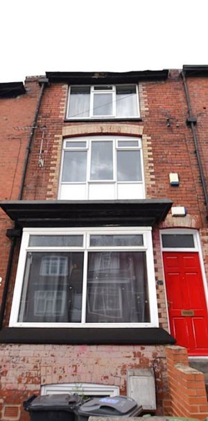 6 bedroom House in Manor Drive, Leeds - Photo 1