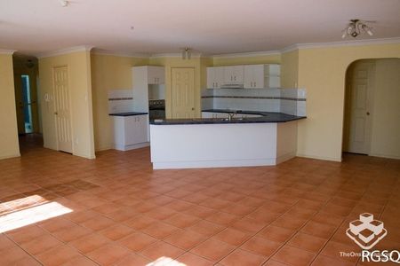 Beautiful Family Home in Sunnybank Hills - $850 Weekly Including Water Usage - Photo 5