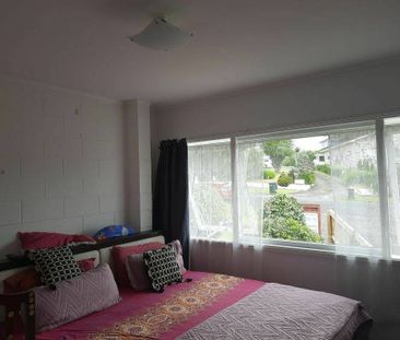 Spacious living area! - Photo 6
