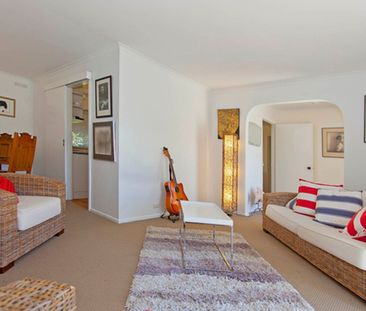 COMFORTABLE FAMiLY LiViNG iN CONVENiENT LOCATiON - Photo 4