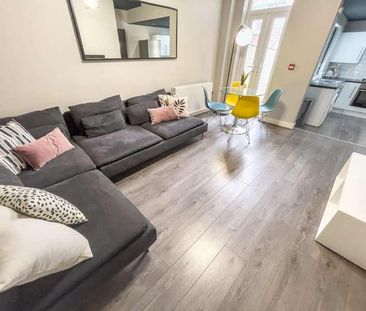 Gilroy Road, L6 - Photo 1