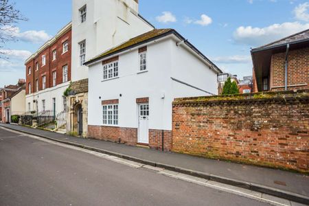 A charming two bedroom house in Winchester city centre - Photo 4