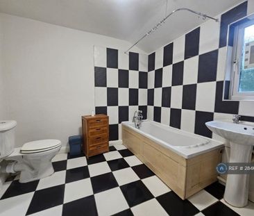 3 bedroom semi-detached house to rent - Photo 6