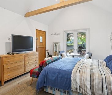 Effingham Common, Effingham, Leatherhead, Surrey, KT24 - Photo 4