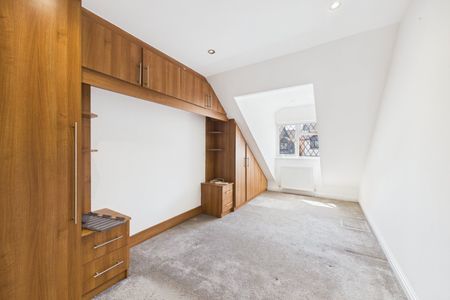 4 bedroom House in Calshot Way, Camberley - Photo 4