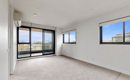 Modern Two-Bedroom Apartment with Private Balcony & Prime Location - Photo 2