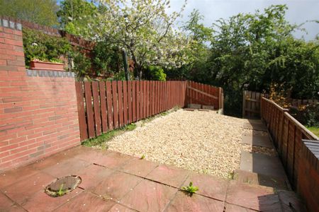 Two bed terraced house to rent in Farm Hill, Exeter, EX4 - Photo 3