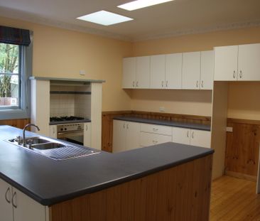 4 Bedroom Home in the heart of Croydon. - Photo 3