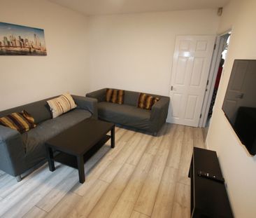 6 Bed Terraced House, Grange Avenue, RG6 - Photo 1