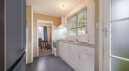 3 Bedroom House, 1 Bathroom - Photo 2