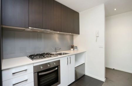 Stylish Boutique Apartment with Courtyard in Prime Glen Iris Location - Photo 5