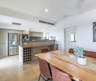 EXECUTIVE THREE-BEDROOM APARTMENT WITH OCEAN VIEWS - Photo 3