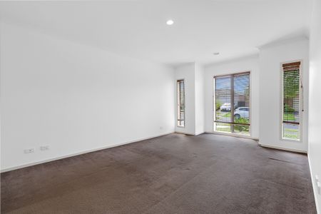 13 Page Close, Pakenham VIC 3810 - House For Rent | Domain - Photo 2