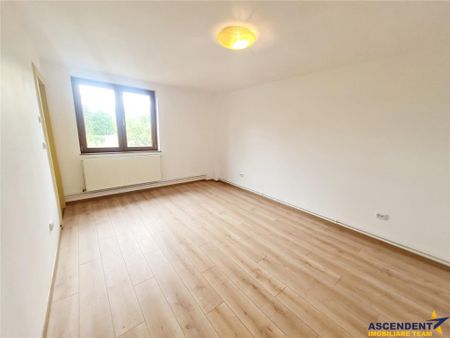 Vila impetuoasa pe 700mp teren:Spatiu versatil pentru locuin - Fotografie 2