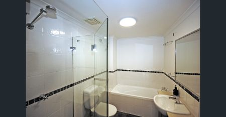 Stylish coastal apartment in the heart of Newport Village - Photo 4