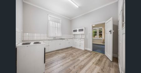 Spacious, Freshly Painted, Shopping Nearby! - Photo 3