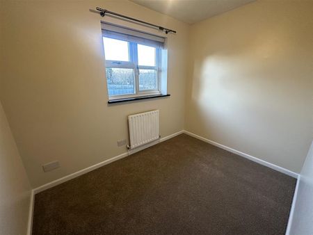 Hollybush Close, Chippenham, SN14 - Photo 3