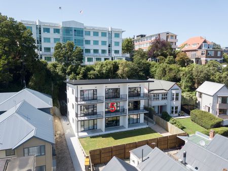 Looking for a warm, stylish apartment just steps from campus? - Photo 3