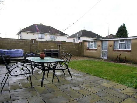 Bedroom Detached House In Wallisdown, BH12 - Photo 2