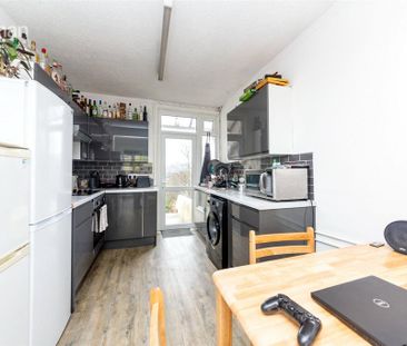 4 bedroom end of terrace house to rent - Photo 4