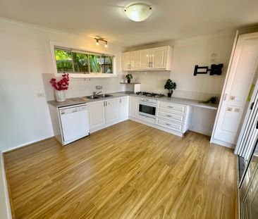 Private granny flat with large private yard - Photo 1