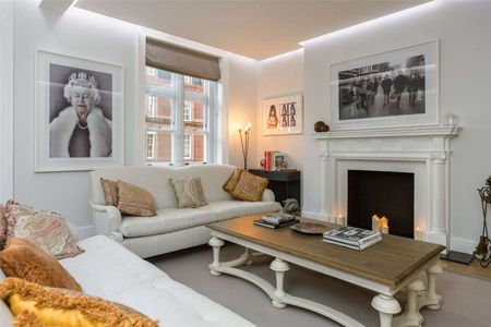 This is a beautiful three bedroom apartment located on the second floor of a period building on North Audley Street. - Photo 4